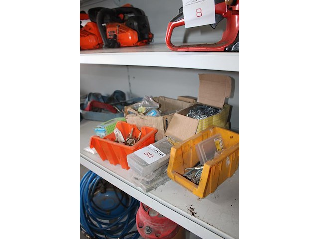 Diverse bevestigingsmaterialen in en om doos en twee bakken. - afbeelding 2 van  4