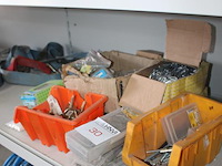 Diverse bevestigingsmaterialen in en om doos en twee bakken. - afbeelding 2 van  4