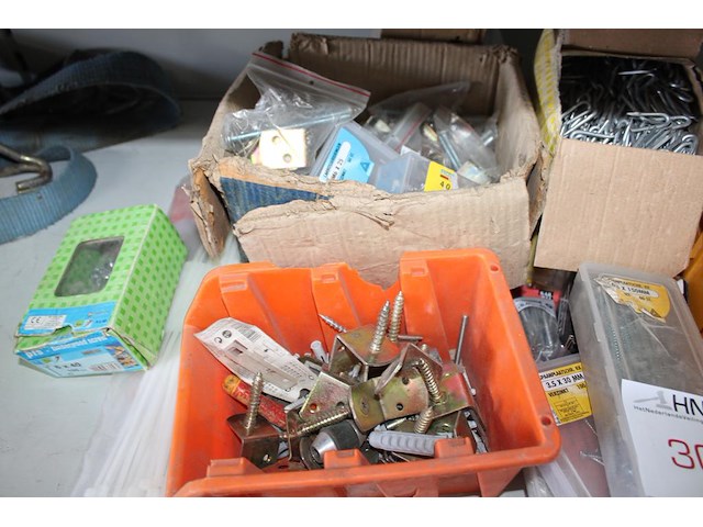 Diverse bevestigingsmaterialen in en om doos en twee bakken. - afbeelding 3 van  4