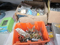 Diverse bevestigingsmaterialen in en om doos en twee bakken. - afbeelding 3 van  4