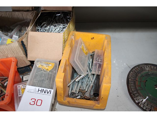 Diverse bevestigingsmaterialen in en om doos en twee bakken. - afbeelding 4 van  4
