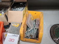 Diverse bevestigingsmaterialen in en om doos en twee bakken. - afbeelding 4 van  4