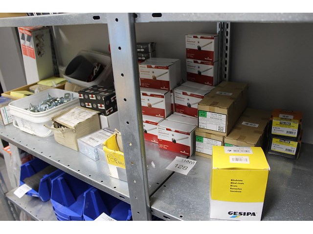 Diverse bevestigingsmaterialen op schap w.o. schroeven, ankers, rivetten enz. - afbeelding 1 van  4