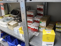 Diverse bevestigingsmaterialen op schap w.o. schroeven, ankers, rivetten enz. - afbeelding 1 van  4