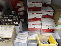 Diverse bevestigingsmaterialen op schap w.o. schroeven, ankers, rivetten enz. - afbeelding 3 van  4