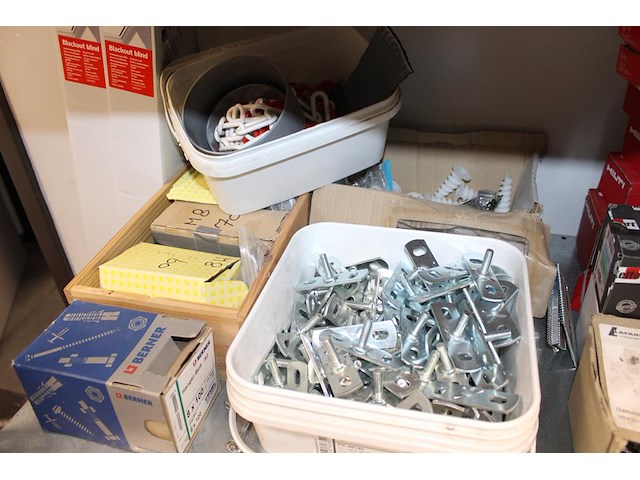Diverse bevestigingsmaterialen op schap w.o. schroeven, ankers, rivetten enz. - afbeelding 4 van  4
