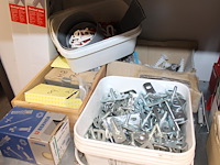 Diverse bevestigingsmaterialen op schap w.o. schroeven, ankers, rivetten enz. - afbeelding 4 van  4