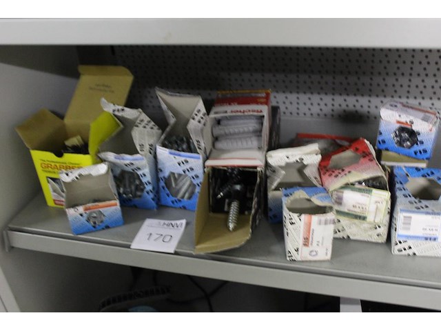 Diverse bevestigingsmaterialen w.o. bouten, pluggen, spijkers en moeren - afbeelding 1 van  2