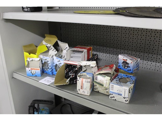 Diverse bevestigingsmaterialen w.o. bouten, pluggen, spijkers en moeren - afbeelding 2 van  2