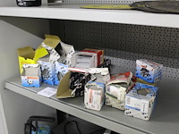 Diverse bevestigingsmaterialen w.o. bouten, pluggen, spijkers en moeren - afbeelding 2 van  2