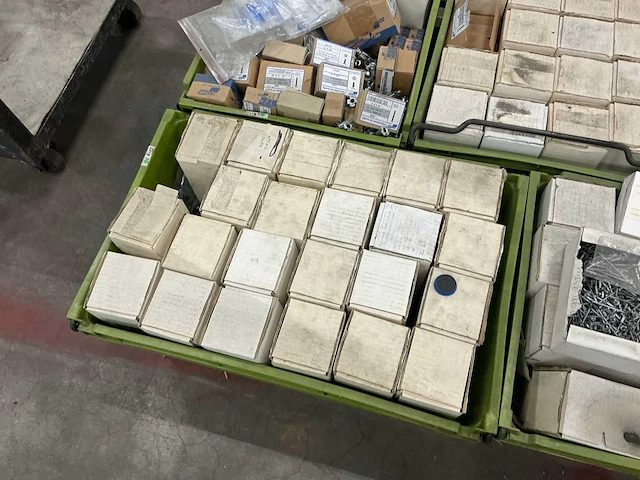 Diverse bevestigingsmaterialen - afbeelding 3 van  9