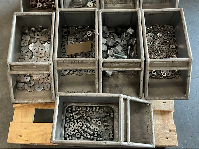 Diverse bevestigingsmaterialen - afbeelding 1 van  5