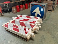 Diverse bewegwijzering en geleidebakens - afbeelding 2 van  6