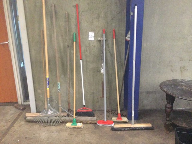 Diverse bezems en dergelijke - afbeelding 1 van  1