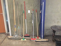 Diverse bezems en dergelijke - afbeelding 1 van  1