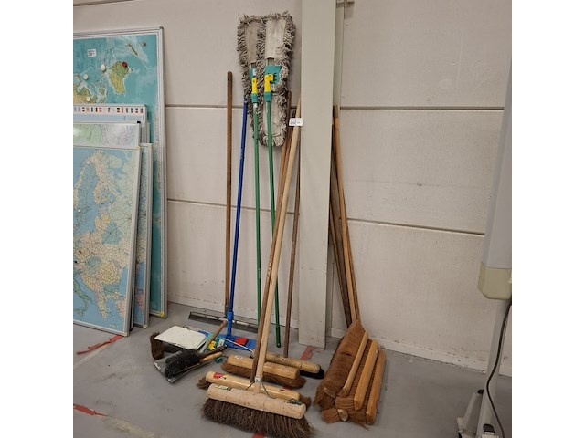 Diverse bezems - afbeelding 1 van  2