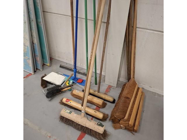 Diverse bezems - afbeelding 2 van  2