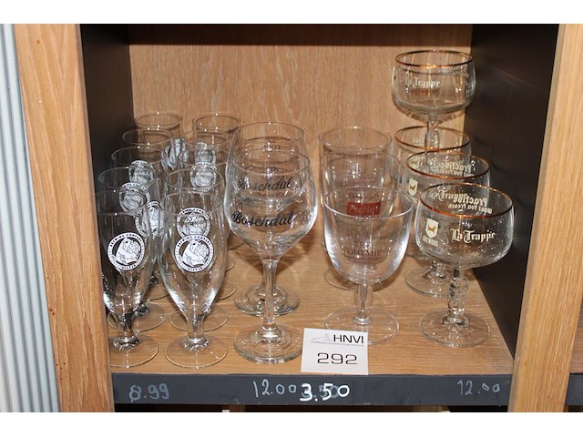 Diverse bierglazen op schap 19 stuks. - afbeelding 1 van  2