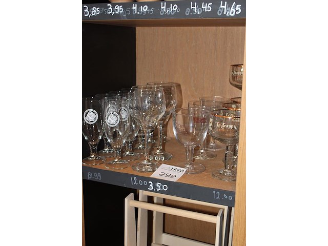 Diverse bierglazen op schap 19 stuks. - afbeelding 2 van  2