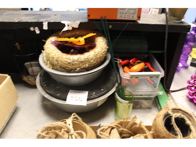 Diverse bloem gerelateerde gereedschappen en hulpmiddelen o.a. tangen, opstekers etc. - afbeelding 1 van  2