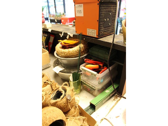 Diverse bloem gerelateerde gereedschappen en hulpmiddelen o.a. tangen, opstekers etc. - afbeelding 2 van  2