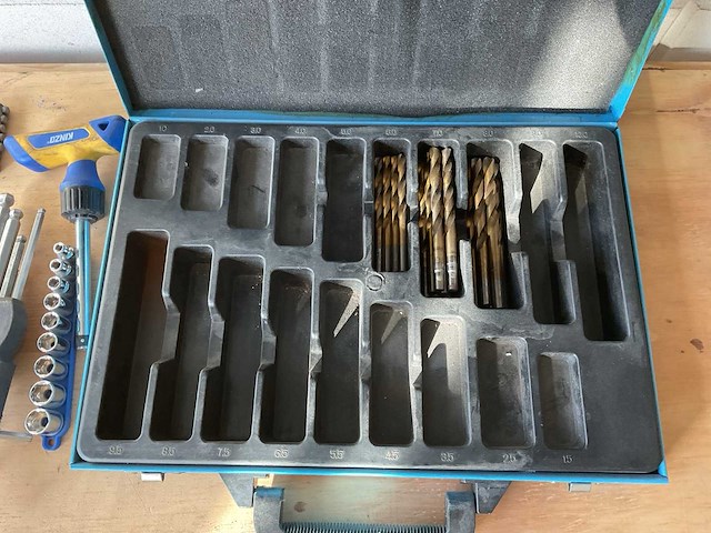 Diverse boren en gereedschappen - afbeelding 2 van  3