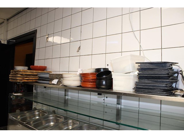 Diverse borrelplankjes, amuseplankjes en houten plankjes op schap. - afbeelding 1 van  4