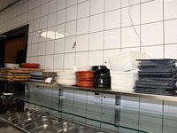 Diverse borrelplankjes, amuseplankjes en houten plankjes op schap. - afbeelding 1 van  4