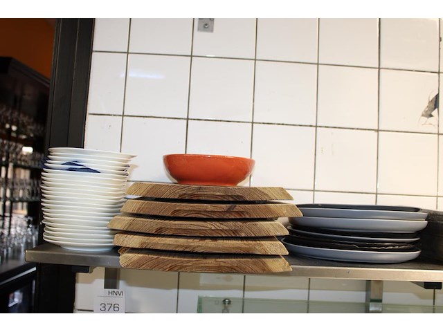 Diverse borrelplankjes, amuseplankjes en houten plankjes op schap. - afbeelding 2 van  4