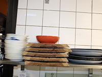 Diverse borrelplankjes, amuseplankjes en houten plankjes op schap. - afbeelding 2 van  4