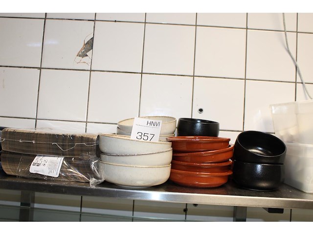 Diverse borrelplankjes, amuseplankjes en houten plankjes op schap. - afbeelding 3 van  4