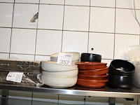 Diverse borrelplankjes, amuseplankjes en houten plankjes op schap. - afbeelding 3 van  4