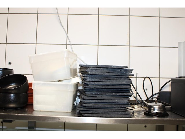 Diverse borrelplankjes, amuseplankjes en houten plankjes op schap. - afbeelding 4 van  4