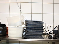 Diverse borrelplankjes, amuseplankjes en houten plankjes op schap. - afbeelding 4 van  4