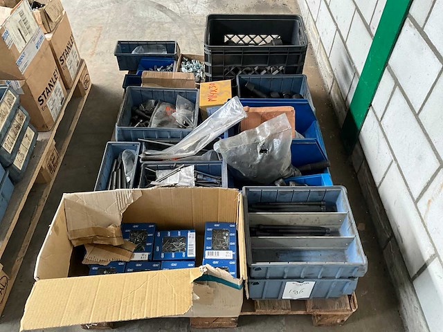 Diverse bouten en bevestigingsmaterialen - afbeelding 1 van  5