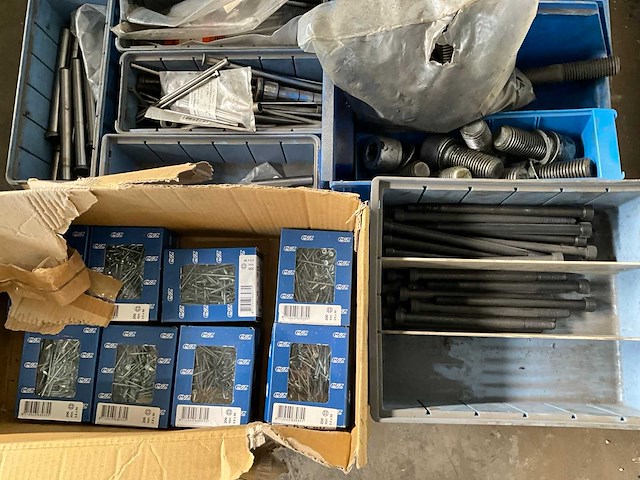 Diverse bouten en bevestigingsmaterialen - afbeelding 2 van  5