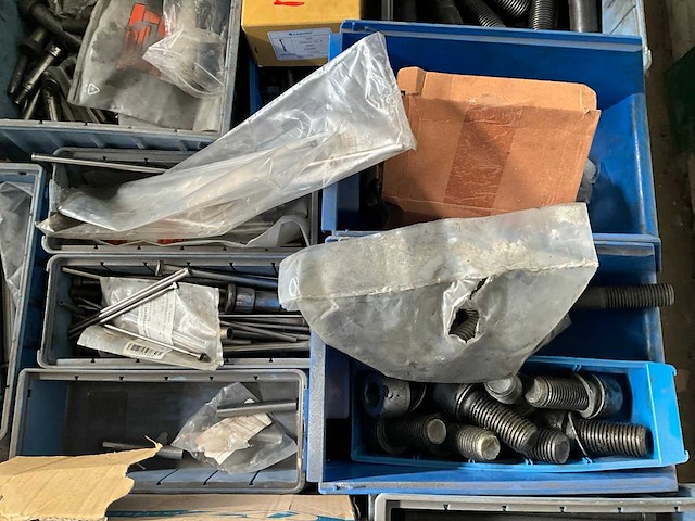 Diverse bouten en bevestigingsmaterialen - afbeelding 3 van  5