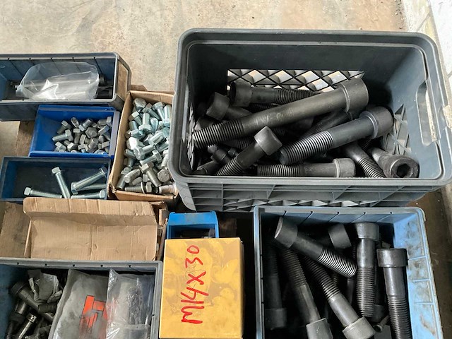 Diverse bouten en bevestigingsmaterialen - afbeelding 5 van  5