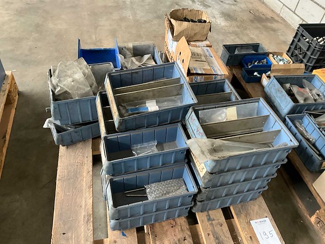 Diverse bouten en bevestigingsmaterialen - afbeelding 1 van  3