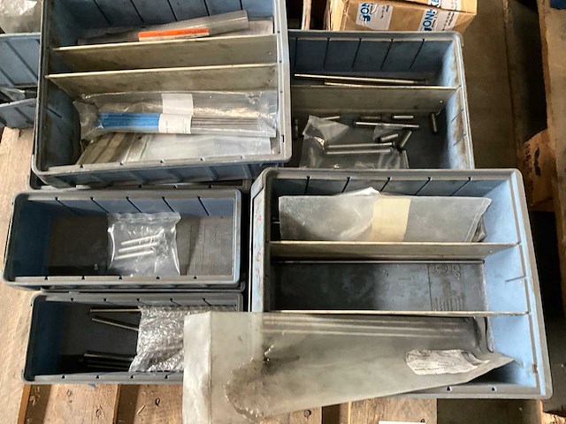 Diverse bouten en bevestigingsmaterialen - afbeelding 2 van  3