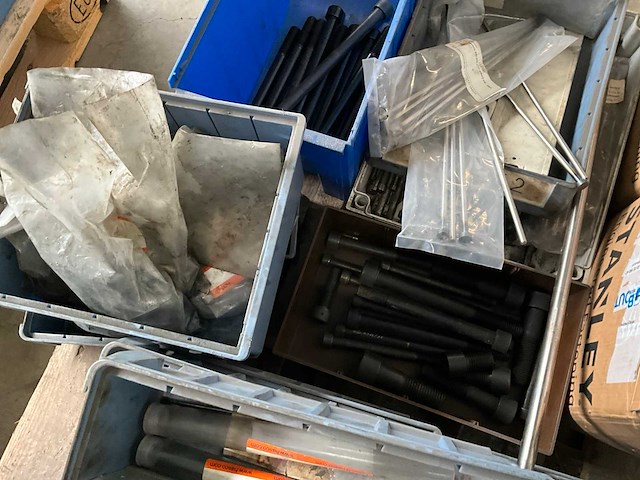 Diverse bouten en bevestigingsmaterialen - afbeelding 3 van  3