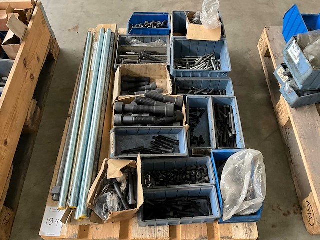 Diverse bouten en draadeinden - afbeelding 1 van  6