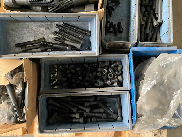 Diverse bouten en draadeinden - afbeelding 2 van  6