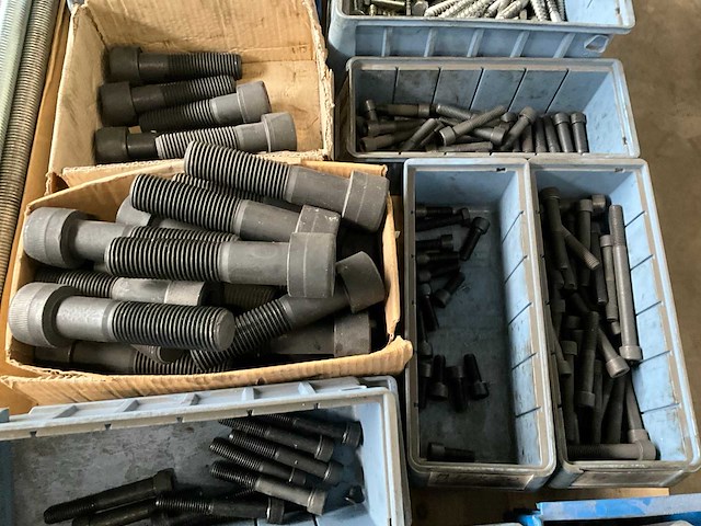 Diverse bouten en draadeinden - afbeelding 3 van  6