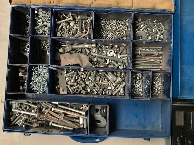 Diverse bouten en moeren - afbeelding 2 van  4