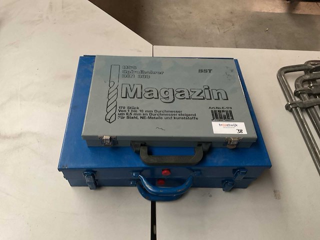 Diverse bouten en moeren - afbeelding 4 van  4