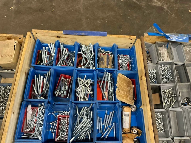 Diverse bouten en moeren - afbeelding 4 van  4