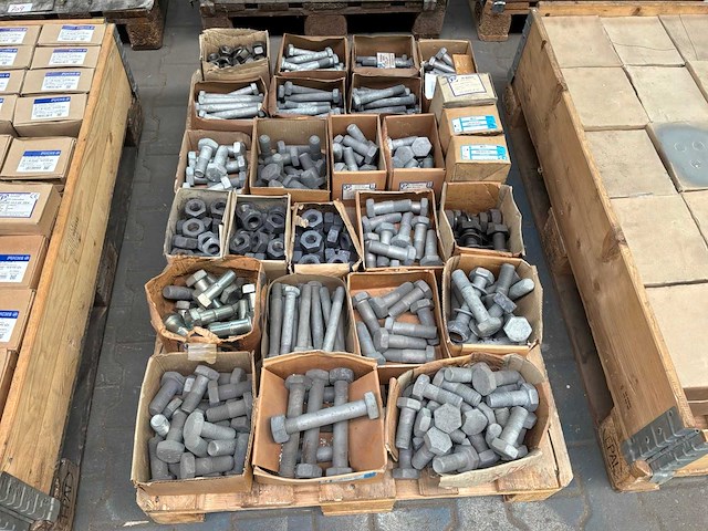 Diverse bouten en moeren - afbeelding 2 van  7