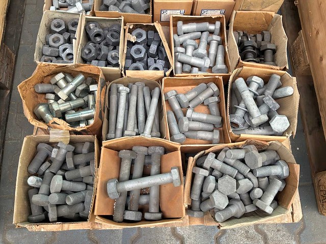 Diverse bouten en moeren - afbeelding 3 van  7