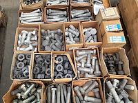 Diverse bouten en moeren - afbeelding 4 van  7